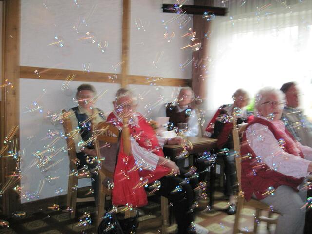 Als Überraschung ein schillernder Abschluss mit tausenden von Seifenblasen.