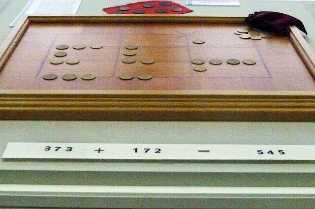 Damals übliche Methode: Gerechnet wurde mit Rechenbrett und Rechenpfennigen. (Heimatmuseum Bad Staffelstein)