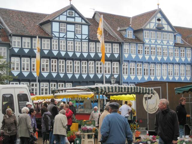 Die Fachwerkäuser am Marktplatz in Wolfenbüttel zeigen die typische historische Bemalung.
