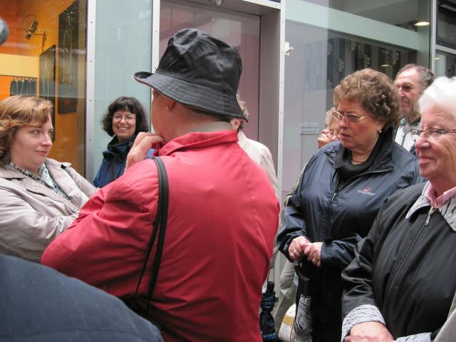 Die Stadtführerin (links) erläutert Details zum Jägermeister-Fanshop.