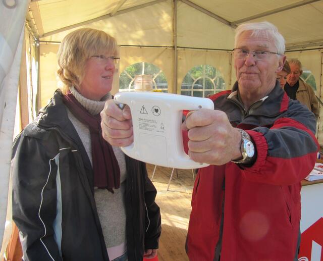 Frau Langhorst ( Landesapothekerverband ) kontrolliert die Körperfettmessung