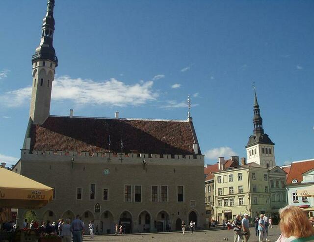 Rathausplatz und Dom (rechts)