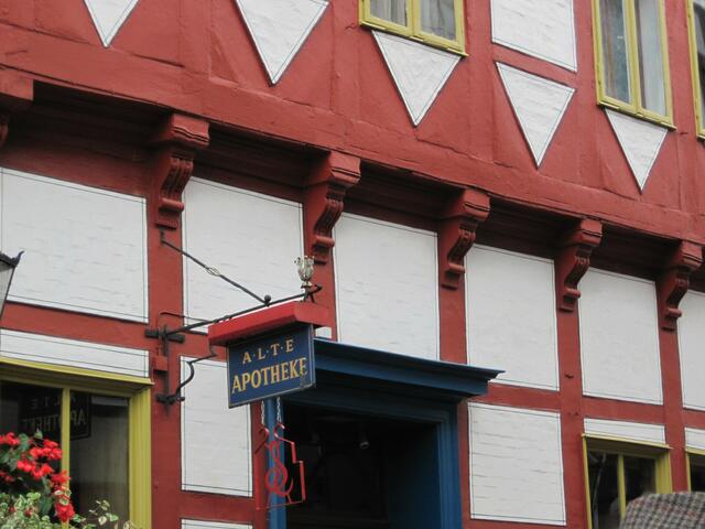 Die "Alte Apotheke", die heute als Musikschule genutzt wird. Und wieder in typischer historischer Bemalung, hier aber in Rot.
