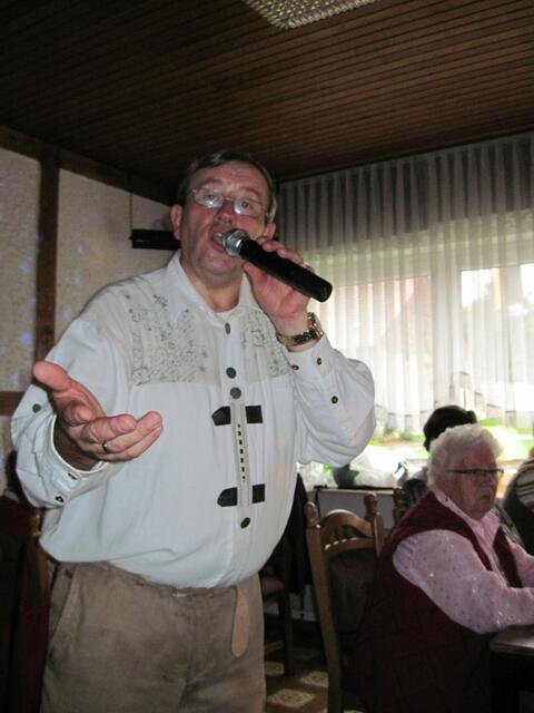 der "singende Wirt" in voller Aktion.