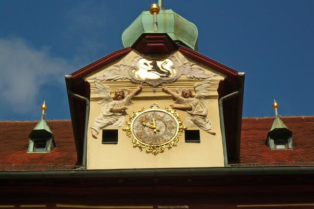 Engelsfiguren umgeben die Rathausuhr, die MESZ zeigt.