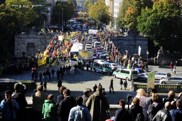 Luitpoldbrücke / Prinzregentenbrücke, Sa.09.10.2010 in München bei der Anti-Atom-Demo