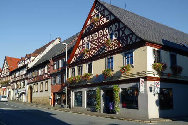 Dekorative Fachwerkhäuser an der Lichtenfelser Straße, gegenüber vom Rathaus.