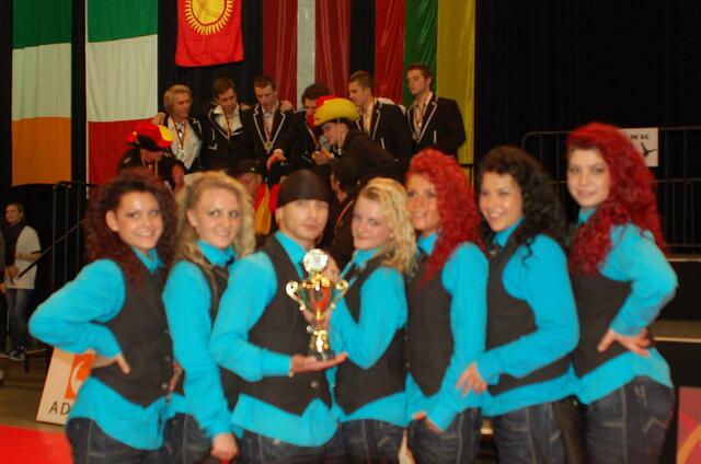 WM 5ter Red°Seven°Style, im Hintergrund die Sieger die Männergruppe  Maestro aus Slovenien