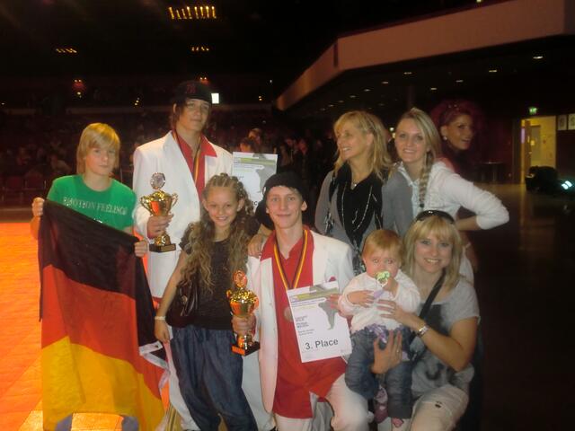 Gratulation durch die "Fans" einschließlich HipHop Maskottchen Anastasia, die bei der WM laufen lernte.