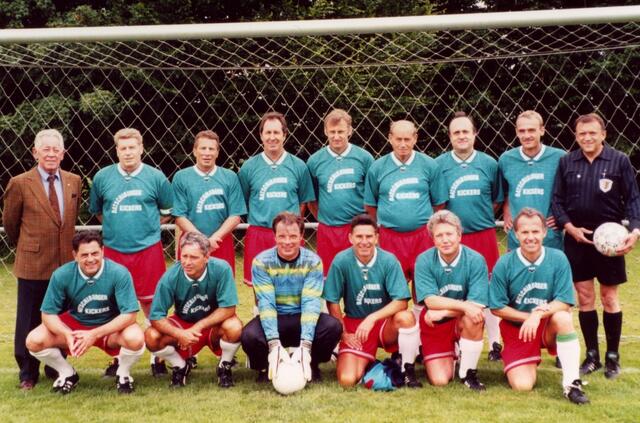 Seine "Datschiburger Kickers" ... (Fröhlich zweiter von links, hintere Reihe)