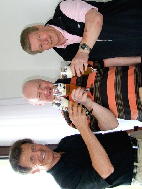 Seine Freunde lassen ihn "hochleben" ... v.l.n.r. ehem. 2. Bürgermeister Toni Kurz, von den Landkreiskickern Gert Ziegler und das Geburtstagskind