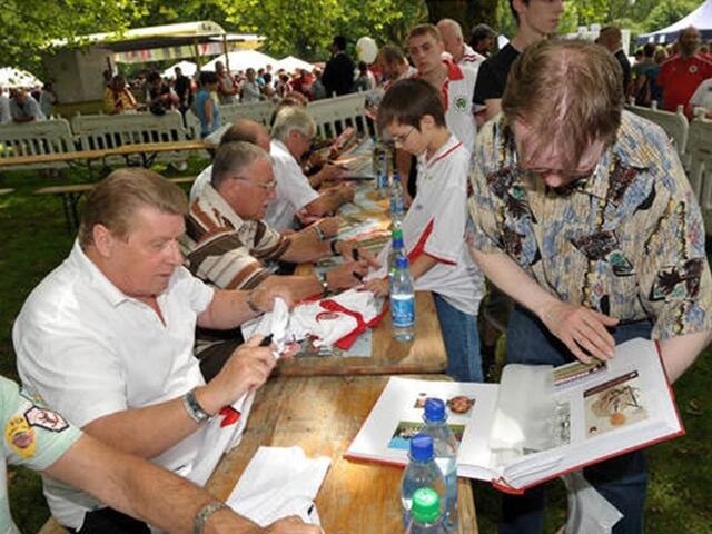 Die Autogramme der "Altstars" sind immer noch beliebt ...