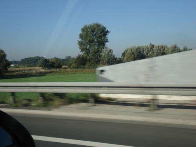 Blick in die Landschaft am Ende einer Wand