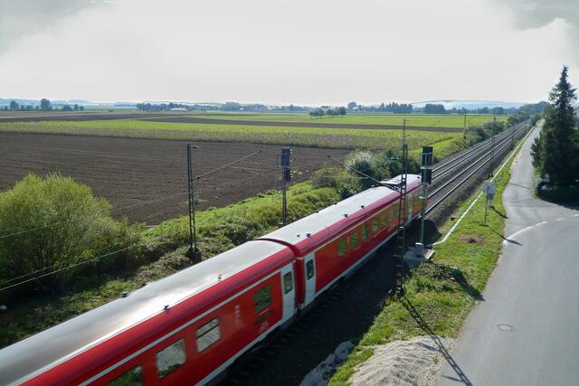 Regionalexpress auf der Fahrt von Bad Staffelstein nach Bamberg, im Hintergrund Obermaintal