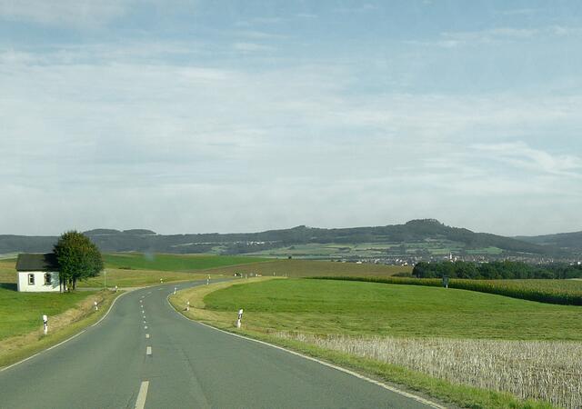Auf der Staffelsteiner Straße von Gleußen nach Bad Staffelstein, im Hintergrund der Staffelberg