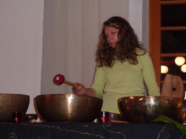 Gaiana mit ihren Klangschalen