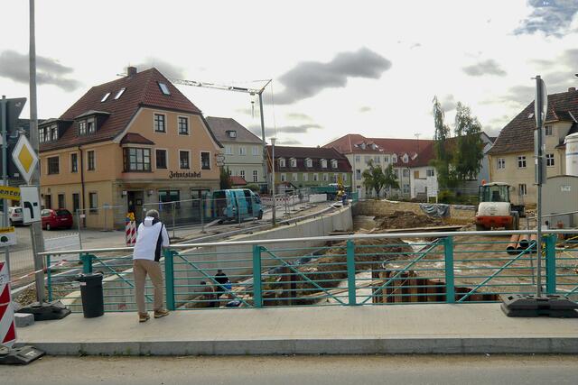Das Gewässerbett des Lauterbachs wird im weiteren Verlauf der Baumaßnahme verbreitert und leicht vertieft, um das Abflussvermögen bei Hochwasser zu verbessern.