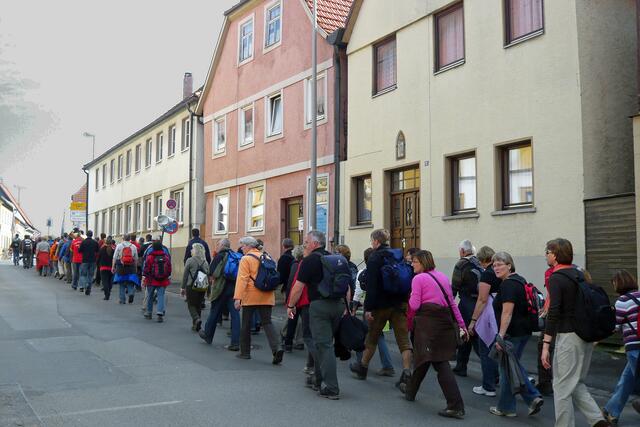 Wallfahrt 2010, Pilger auf dem Weg durch Bad Staffelstein, betend, singend, begleitet von einem Bläserchor