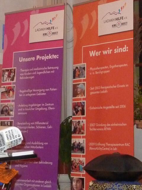 Messerollbanner erklären die Arbeit des Vereins