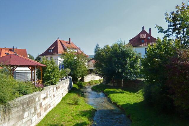 Hochwasserschutz im Stadtgebiet durch Schutzmauern und Schutzdeiche