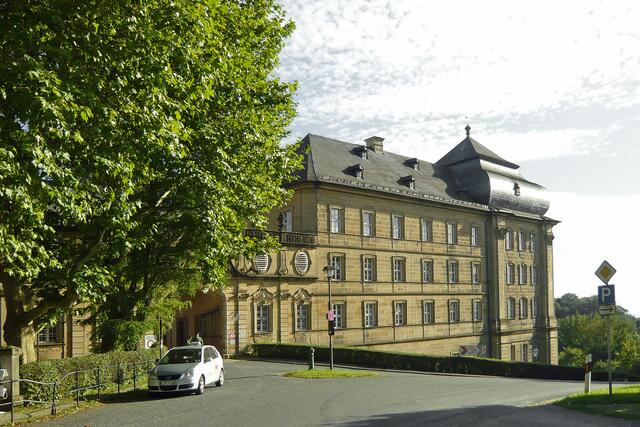 Im Bildungszentrum Kloster Banz stehen 12 Seminarräume zur Verfügung. In der Klosteranlage gibt es 134 Zimmer, die eine Unterbringung von 200 Personen ermöglicht.