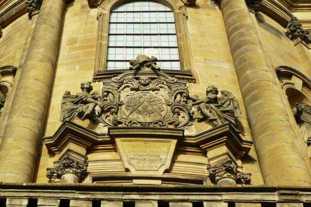 Mit dem Kloster Banz schuf Johann Dientzenhofer sein künstlerisches Hauptwerk, hier das Wappen über dem Hauptportal.