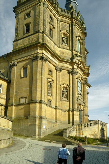 Die Klosterkirche mit der imposanten Doppelturmfassade (1710 bis 1718) enthält im Inneren reiche Stuckierungen und Deckenfresken.
