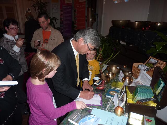 Der König gibt Autogramme