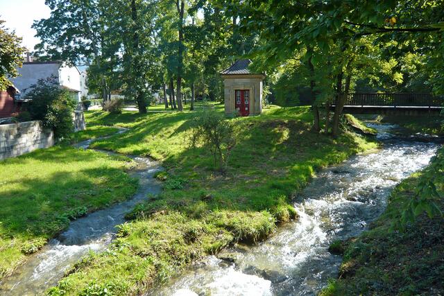Der Lauterbach, im Stadtgebiet verzweigt, sieht wie ein kleines, ruhiges Flüsschen aus. In der Bildmitte die alte Wasserkapelle.