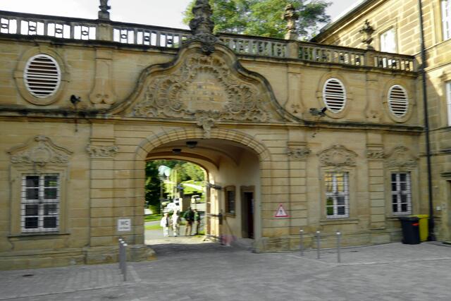 Säkularisation: 1802 wurde das bayerische Wappen am Klostertor angebracht, 1803 wurde die Benediktinerabtei aufgehoben.