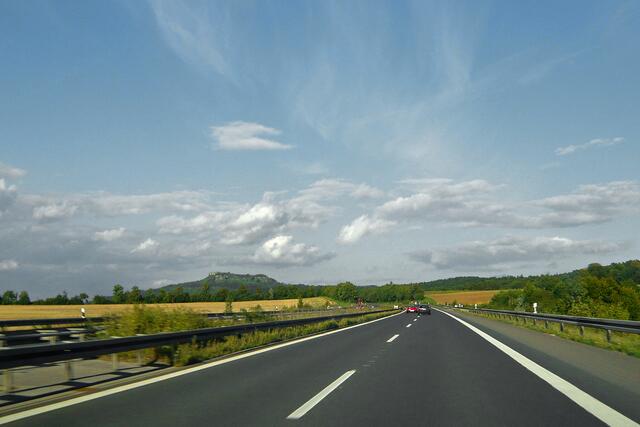 Auf der A 73 zwischen Bamberg und Coburg, im Hintergrund der Staffelberg