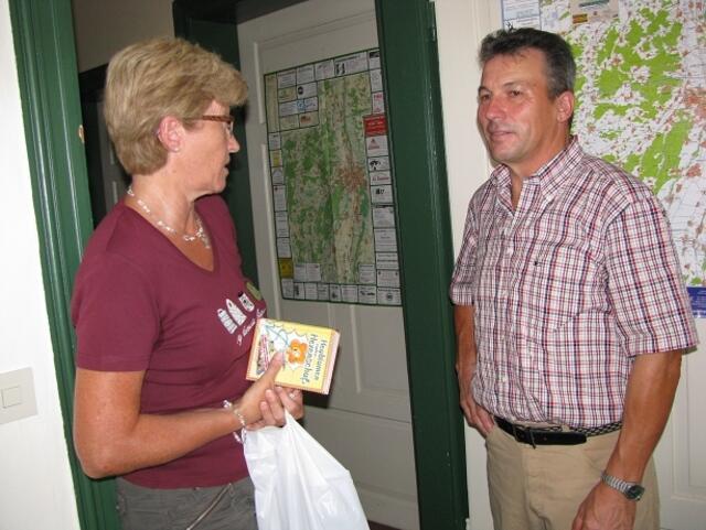 Kiga-Leiterin Hildegard Schafnitzel mit Bgm. Schafnitzel