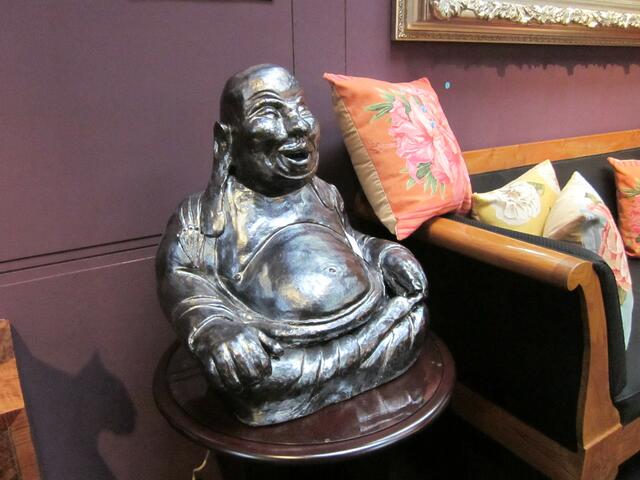 Dem Budda den Bauch streicheln bringt Glück!
