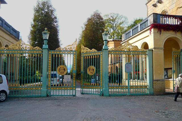 Von der Fußgängerzone "Brandenburger Straße" ist es nicht weit  bis zum "Grünen Gitter", einem der Haupteingänge des Parks von Sanssouci.