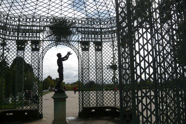 Gitterpavillion (Laube) an der Ostseite des Schlosses mit römischer Statue („betender Jüngling“)