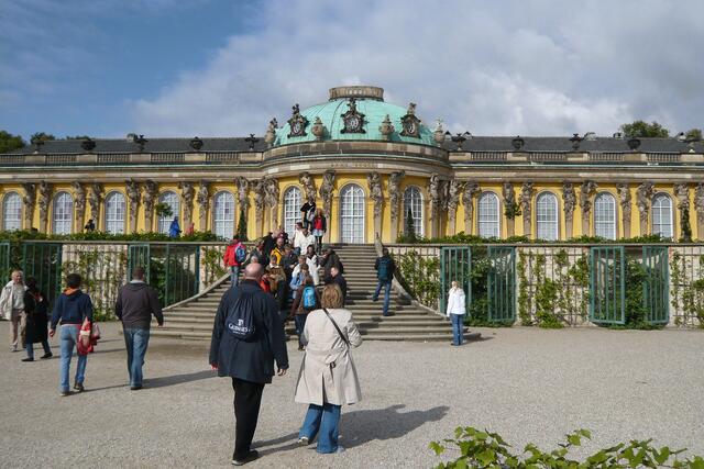 Die Entstehung des großartigen Ensembles der Schlösser und Gärten von Sanssouci geht auf Friedrich II. zurück. Fast alle Besucher nutzen bei einem Potsdam-Besuch das Schloss Sanssouci für ein Erinnerungsfoto.
