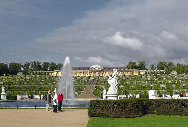 Der Brunnen mit der großen Fontäne (bis zu 38 m hoch) ist der Hauptbrunnen im Park von Sanssouci auf der 2 km langen Hauptallee.