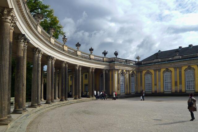 Vom Schlossgebäude ausgehende Kolonnaden umschließen im Halbrund den schmucklosen Ehrenhof, und durch die 88 in doppelter Reihe angeordneten korinthischen Säulen entsteht ein Wandelgang.