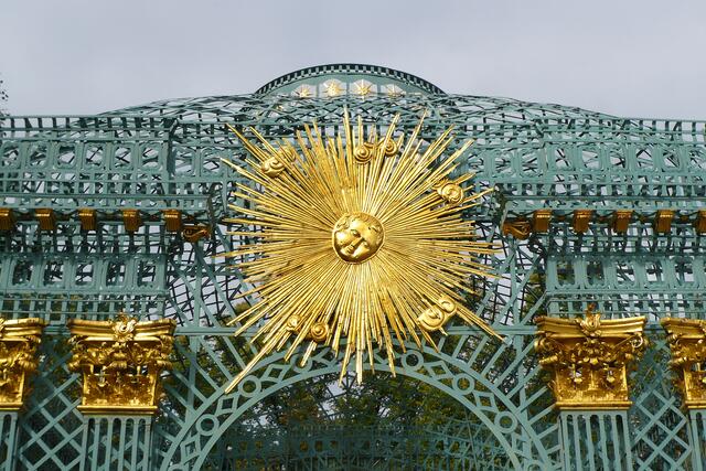 Die freistehenden Gitterpavillons sind mit vergoldeten Ornamenten reich verziert