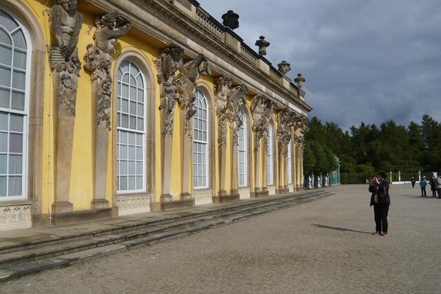 Über den speziell angelegten Weinbergterrassen erhebt sich der Schlossbau mit den zwölf hohen Fenstertüren, aus denen der König direkt ins Freie treten konnte.