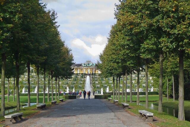 Das Schloss Sanssouci in Potsdam gilt als attraktives Reiseziel für Touristen aus aller Welt.