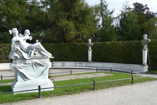 1991 wurde der Sarkophag mit den sterblichen Überresten Friedrichs des Großen in der Gruft auf der obersten Weinbergterrasse beigesetzt, an dem Platz, den er schon 1744 ausgesucht hatte.