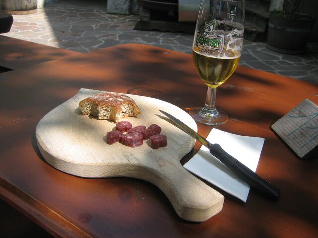 Brotzeit im Dorf Tirol
