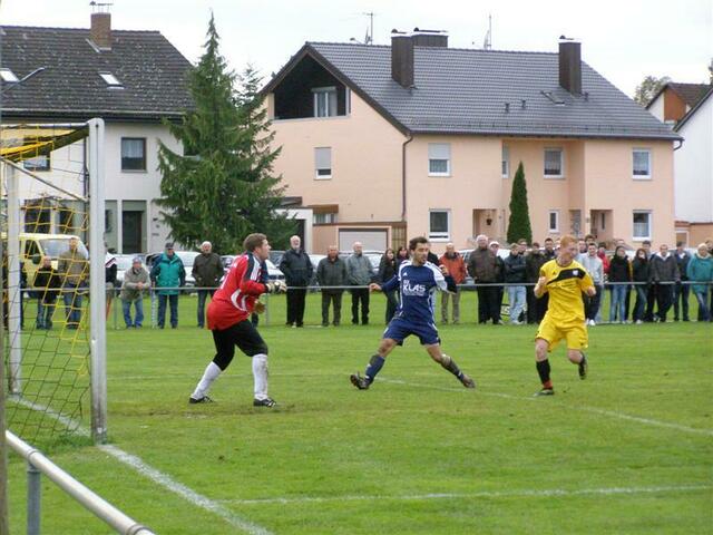 Andre Mayr schoss durch energisches Naachsetzen beim gehltenen Elfmeter die 2:1 Führung für den SSV Margertshausen