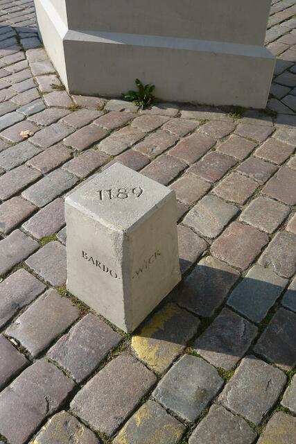 Steine vor dem Denkmal informieren die Passanten über die Geschichtszahlen der Episoden.