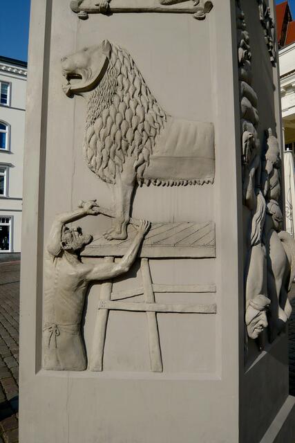 Detail des Löwendenkmals, die Herstellung des Braunschweiger Löwen, zu der Heinrich der Löwe Modell stand.