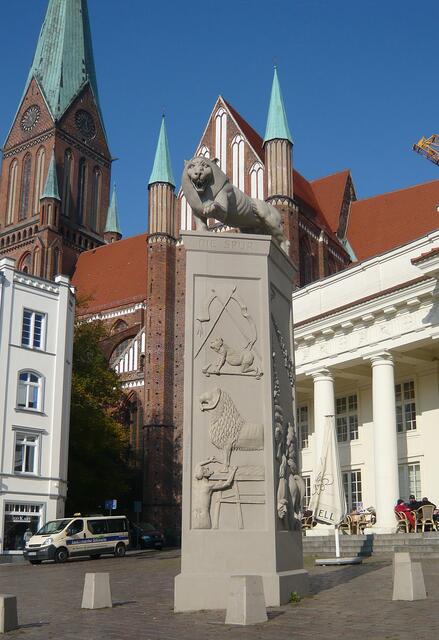 Vor der Kulisse des altehrwürdigens Doms ragt das Löwendenkmal des Konstanzer Bildhauers Peter Lenk in die Höhe.