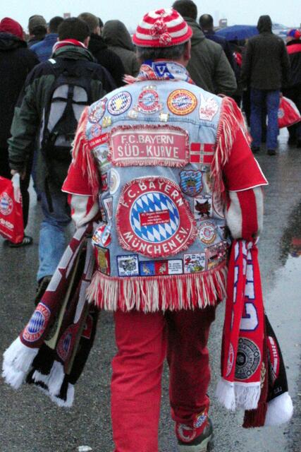 Ein Bayern-Fan in voller Kluft