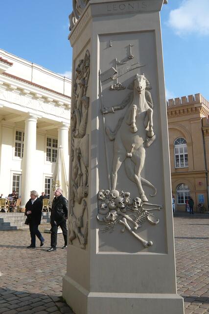 Auf das Löwendenkmal des Konstanzer Bildhauers Peter Lenk (geboren in Nürnberg) schauen die Schweriner nicht mehr mit hochgezogenen Brauen, denn es erregte zwar 1995 große Entrüstung, doch es entwickelte sich mittlerweile zu einer Touristenattraktion.