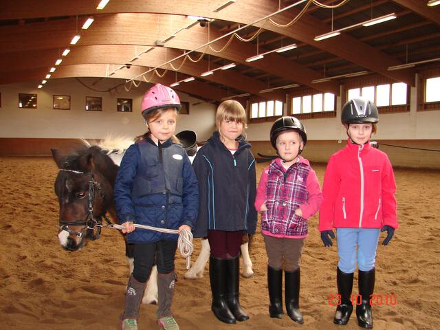 von links: Shetty Jenny, Theresa von Mirbach, Anna Schulz, Seravina Golder, Franziska Schmidt | Foto: Familie Schmidt